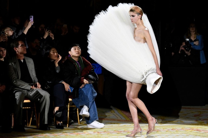 Seorang model mempersembahkan kreasi Viktor & Rolf selama Pekan Mode Haute-Couture Musim Semi-Musim Panas 2023 di Paris pada 25 Januari 2023. (Photo by STEPHANE DE SAKUTIN / AFP)