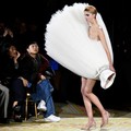 Baju Serba Terbalik Curi Perhatian di Paris Fashion Week 2023