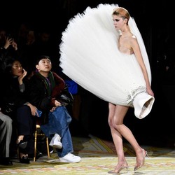 Baju Serba Terbalik Curi Perhatian di Paris Fashion Week 2023