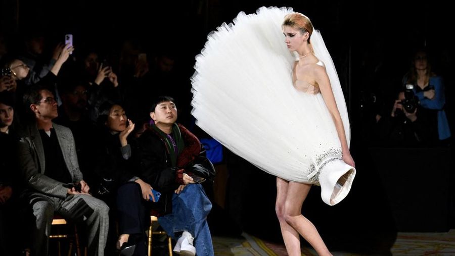 Seorang model mempersembahkan kreasi Viktor & Rolf selama Pekan Mode Haute-Couture Musim Semi-Musim Panas 2023 di Paris pada 25 Januari 2023. (Photo by STEPHANE DE SAKUTIN / AFP)