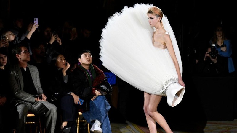 Seorang model mempersembahkan kreasi Viktor & Rolf selama Pekan Mode Haute-Couture Musim Semi-Musim Panas 2023 di Paris pada 25 Januari 2023. (Photo by STEPHANE DE SAKUTIN / AFP)
