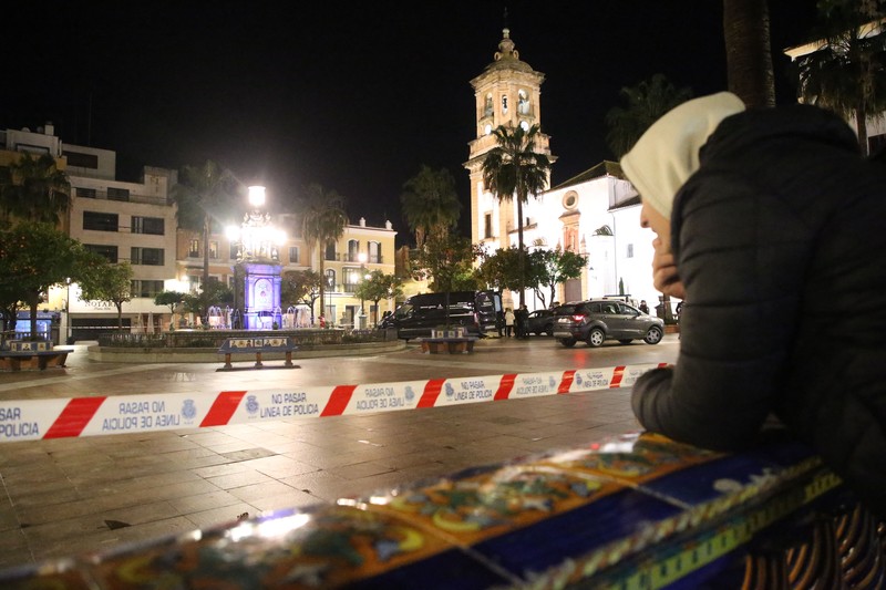 Jenazah seorang pria tergeletak di tanah saat polisi mengamankan daerah di Algeciras, Spanyol selatan, pada 25 Januari 2023. - Spanyol membuka penyelidikan teror pada 25 Januari setelah seorang pria yang menggunakan senjata tajam menyerbu sebuah gereja di Spanyol selatan dan membunuh satu dan melukai beberapa lainnya, kata sumber hukum kepada AFP. (STRINGER/AFP via Getty Images)