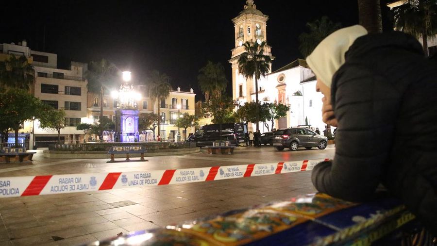 Jenazah seorang pria tergeletak di tanah saat polisi mengamankan daerah di Algeciras, Spanyol selatan, pada 25 Januari 2023. - Spanyol membuka penyelidikan teror pada 25 Januari setelah seorang pria yang menggunakan senjata tajam menyerbu sebuah gereja di Spanyol selatan dan membunuh satu dan melukai beberapa lainnya, kata sumber hukum kepada AFP. (STRINGER/AFP via Getty Images)
