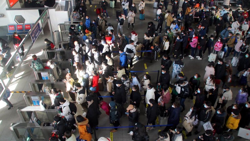 QINGZHOU, CHINA - JANUARY 27, 2023 - Many passengers wait at the waiting hall of Suzhou Railway Station in East China's Jiangsu province, Jan 27, 2023. According to the data center of the Ministry of Culture and Tourism, 308 million domestic trips were made during the Spring Festival holiday this year, up 23.1% year on year, recovering to 88.6% in the same period of 2019. Domestic tourism revenue reached 375.843 billion yuan, up 30% year on year, recovering to 73.1% in the same period of 2019. (Photo credit should read CFOTO/Future Publishing via Getty Images)