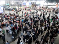 Covid Mana Tuh? Bak Semut, Warga China Membludak Jalan-Jalan