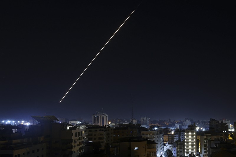 Api dan asap mengepul di atas gedung-gedung di Kota Gaza saat Israel melancarkan serangan udara ke kantong Palestina pada awal 27 Januari 2023. (AFP via Getty Images/MAHMUD HAMS) Api dan asap mengepul di atas gedung-gedung di Kota Gaza saat Israel melancarkan serangan udara ke kantong Palestina pada awal 27 Januari 2023. (AFP via Getty Images/MAHMUD HAMS)