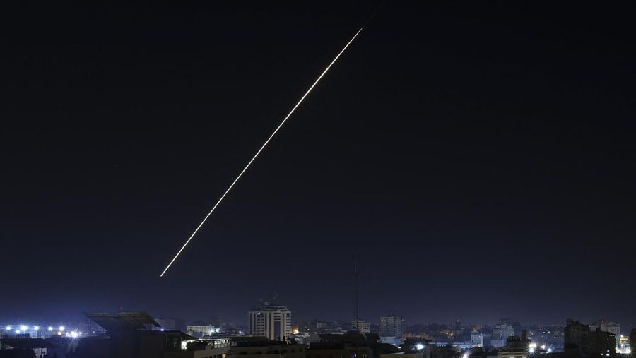 Api dan asap mengepul di atas gedung-gedung di Kota Gaza saat Israel melancarkan serangan udara ke kantong Palestina pada awal 27 Januari 2023. (AFP via Getty Images/MAHMUD HAMS)