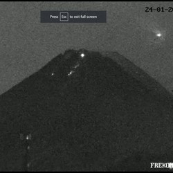 Benda Bercahaya Tampak Melintasi Gunung Merapi, UFO Bukan?