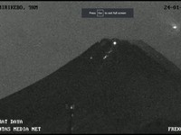 Benda Bercahaya Tampak Melintasi Gunung Merapi, UFO Bukan?