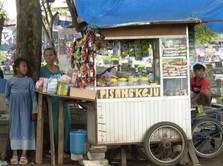 Kegigihan Nenek Sarmi Hidupi 4 Cucu yang Ditinggal Orang Tua