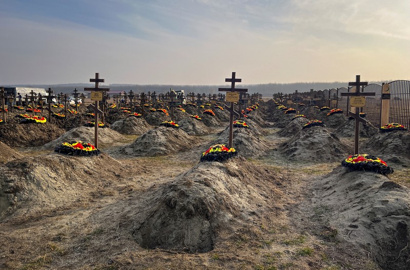 Makam pejuang kelompok tentara bayaran Wagner Rusia di pemakaman di desa Bakinskaya di wilayah Krasnodar, Rusia, (22/1/2023). (REUTERS/STRINGER)