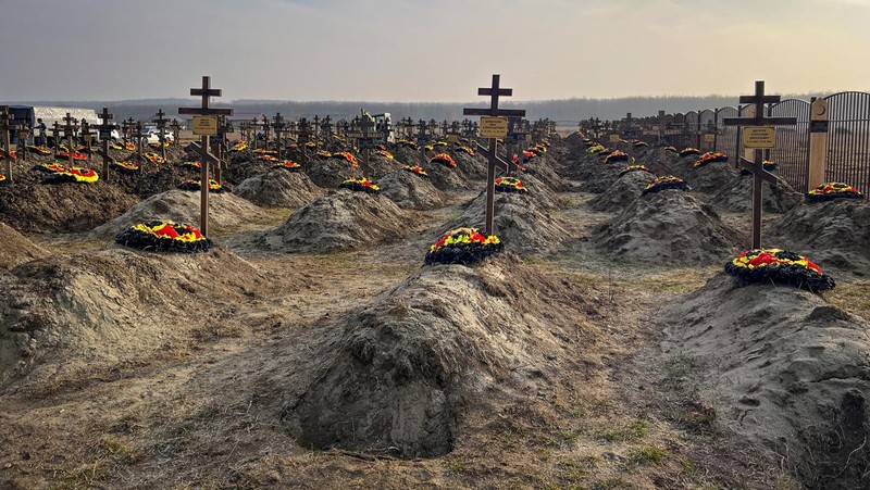 Makam pejuang kelompok tentara bayaran Wagner Rusia di pemakaman di desa Bakinskaya di wilayah Krasnodar, Rusia, (22/1/2023). (REUTERS/STRINGER)