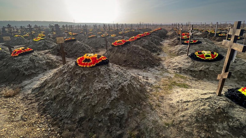 Makam pejuang kelompok tentara bayaran Wagner Rusia di pemakaman di desa Bakinskaya di wilayah Krasnodar, Rusia, (22/1/2023). (REUTERS/STRINGER)