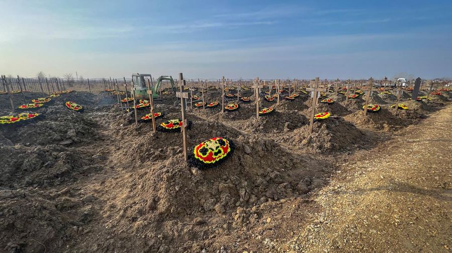 Makam pejuang kelompok tentara bayaran Wagner Rusia di pemakaman di desa Bakinskaya di wilayah Krasnodar, Rusia, (22/1/2023). (REUTERS/STRINGER)
