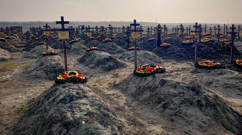 Makam pejuang kelompok tentara bayaran Wagner Rusia di pemakaman di desa Bakinskaya di wilayah Krasnodar, Rusia, (22/1/2023). (REUTERS/STRINGER)