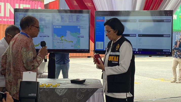 Menteri Keuangan (Menkeu) Sri Muyani bersama para pejabat Eselon I Kementerian Keuangan (Kemenkeu) melakukan kunjungan kerja ke PT. Samsung Electronics Indonesia, Jumat (27/1/2023)