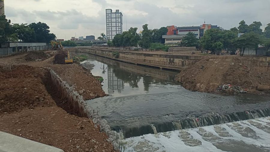 Penampakan bagian area dari Sodetan Kali Ciliwung, foto diambil dari atas jembatan waduk Kebon Nanas, Cipinang. (²©²ÊÍøÕ¾/Martyasari Rizky)