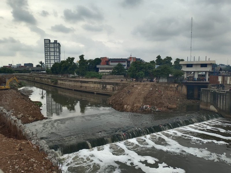Penampakan bagian area dari Sodetan Kali Ciliwung, foto diambil dari atas jembatan waduk Kebon Nanas, Cipinang. (CNBC Indonesia/Martyasari Rizky) Penampakan bagian area dari Sodetan Kali Ciliwung, foto diambil dari atas jembatan waduk Kebon Nanas, Cipinang. (CNBC Indonesia/Martyasari Rizky)