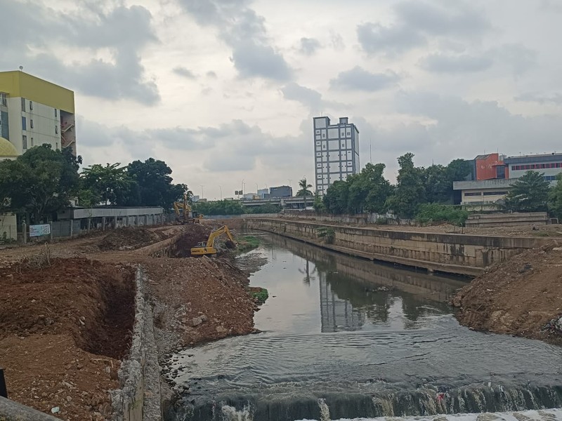 Penampakan bagian area dari Sodetan Kali Ciliwung, foto diambil dari atas jembatan waduk Kebon Nanas, Cipinang. (CNBC Indonesia/Martyasari Rizky) Penampakan bagian area dari Sodetan Kali Ciliwung, foto diambil dari atas jembatan waduk Kebon Nanas, Cipinang. (CNBC Indonesia/Martyasari Rizky)