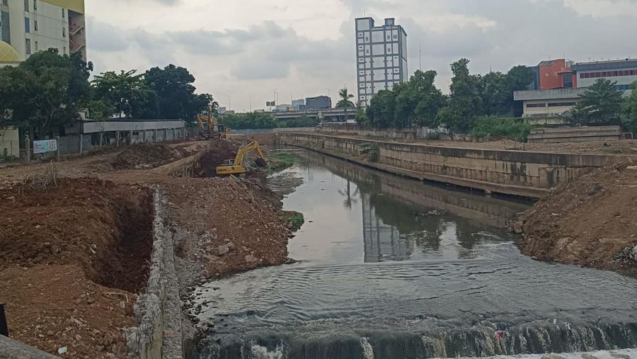 Penampakan bagian area dari Sodetan Kali Ciliwung, foto diambil dari atas jembatan waduk Kebon Nanas, Cipinang. (CNBC Indonesia/Martyasari Rizky)