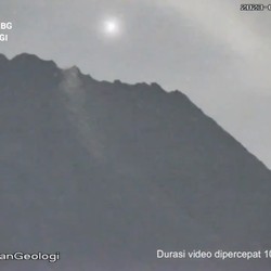 Heboh! Ada Cahaya Benda Lagit Mirip Ufo di Atas Gunung Merapi