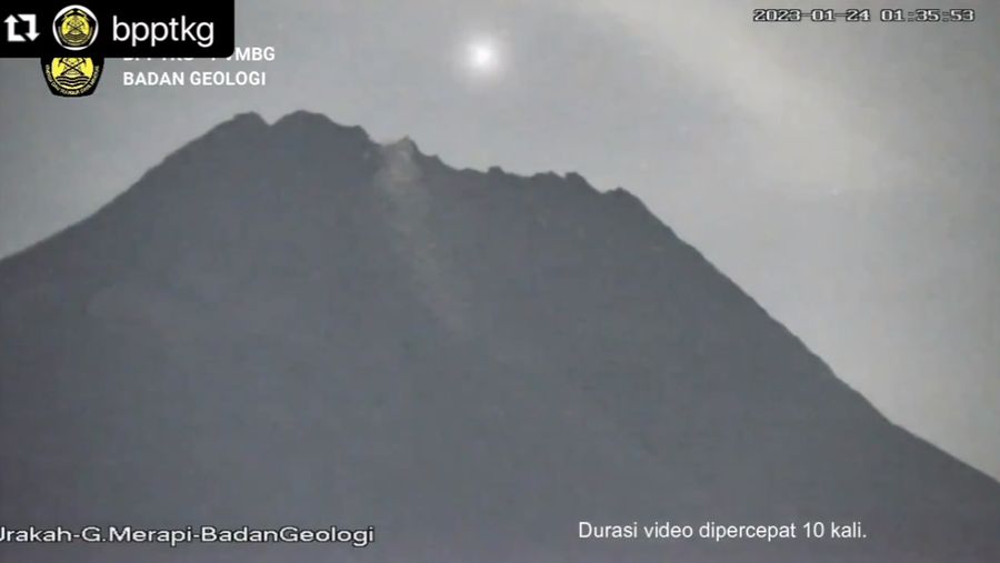 Sebuah video beredar di media sosial menampilkan cahaya/benda langit yang bergerak di sekitar Gunung Merapi. (Tangkapan layar Instagram @kabargeologi)