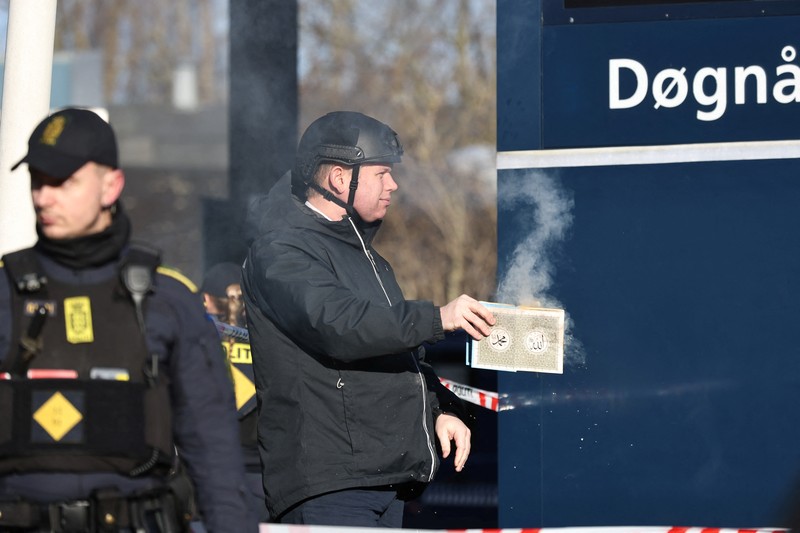 TURKEY-DENMARK/ Far-right politician Rasmus Paludan burns a copy of Kuran in front of a mosque at Noerrebro, in Copenhagen, Denmark, Friday January 27, 2023. Ritzau Scanpix/Olafur Steinar Gestsson via REUTERS ATTENTION EDITORS - THIS IMAGE WAS PROVIDED BY A THIRD PARTY. DENMARK OUT. NO COMMERCIAL OR EDITORIAL SALES IN DENMARK.