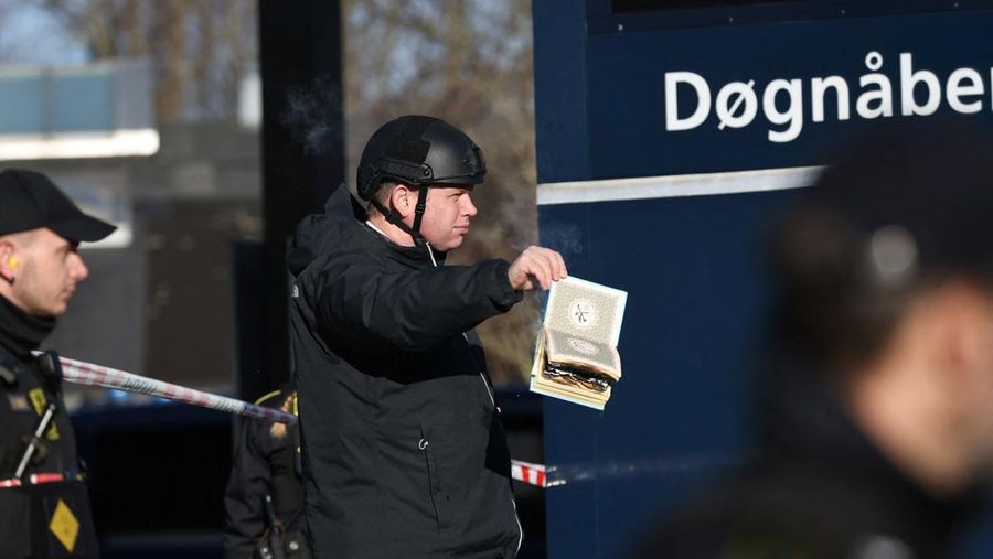 Far-right politician Rasmus Paludan burns a copy of Kuran in front of a mosque at Noerrebro, in Copenhagen, Denmark, Friday January 27, 2023. Ritzau Scanpix/Olafur Steinar Gestsson via REUTERS    ATTENTION EDITORS - THIS IMAGE WAS PROVIDED BY A THIRD PARTY. DENMARK OUT. NO COMMERCIAL OR EDITORIAL SALES IN DENMARK.
