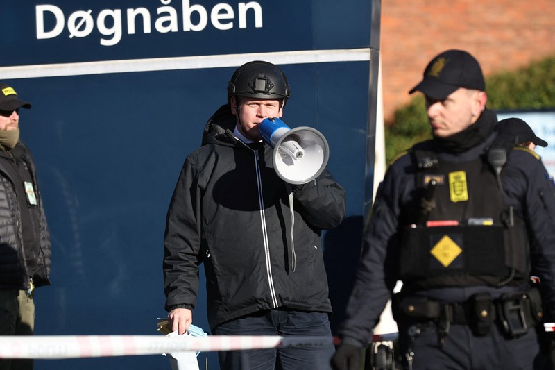 TURKEY-DENMARK/ Far-right politician Rasmus Paludan burns a copy of Kuran in front of a mosque at Noerrebro, in Copenhagen, Denmark, Friday January 27, 2023. Ritzau Scanpix/Olafur Steinar Gestsson via REUTERS ATTENTION EDITORS - THIS IMAGE WAS PROVIDED BY A THIRD PARTY. DENMARK OUT. NO COMMERCIAL OR EDITORIAL SALES IN DENMARK.