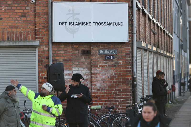 TURKEY-DENMARK/ Far-right politician Rasmus Paludan burns a copy of Kuran in front of a mosque at Noerrebro, in Copenhagen, Denmark, Friday January 27, 2023. Ritzau Scanpix/Olafur Steinar Gestsson via REUTERS ATTENTION EDITORS - THIS IMAGE WAS PROVIDED BY A THIRD PARTY. DENMARK OUT. NO COMMERCIAL OR EDITORIAL SALES IN DENMARK.