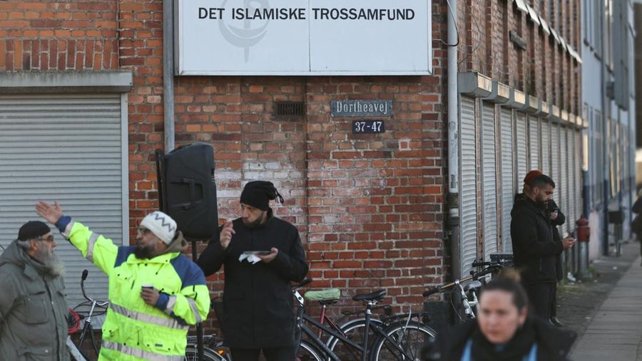 Far-right politician Rasmus Paludan burns a copy of Kuran in front of a mosque at Noerrebro, in Copenhagen, Denmark, Friday January 27, 2023. Ritzau Scanpix/Olafur Steinar Gestsson via REUTERS    ATTENTION EDITORS - THIS IMAGE WAS PROVIDED BY A THIRD PARTY. DENMARK OUT. NO COMMERCIAL OR EDITORIAL SALES IN DENMARK.