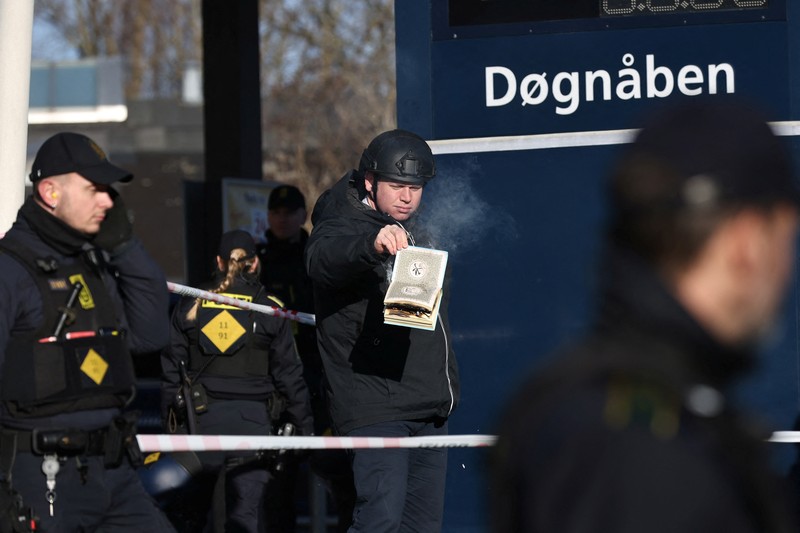 TURKEY-DENMARK/ Far-right politician Rasmus Paludan burns a copy of Kuran in front of a mosque at Noerrebro, in Copenhagen, Denmark, Friday January 27, 2023. Ritzau Scanpix/Olafur Steinar Gestsson via REUTERS ATTENTION EDITORS - THIS IMAGE WAS PROVIDED BY A THIRD PARTY. DENMARK OUT. NO COMMERCIAL OR EDITORIAL SALES IN DENMARK.