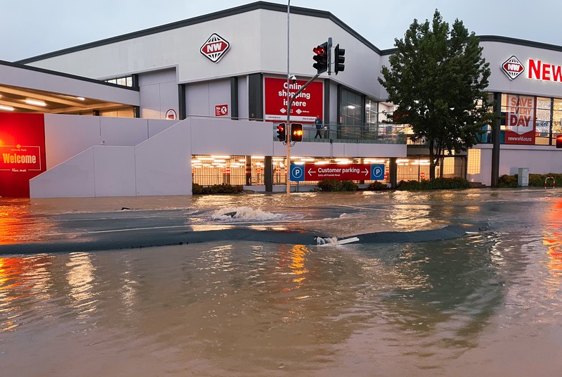 NEW ZEALAND-WEATHER/ Stranded vehicles are seen during heavy rainfall in Auckland, New Zealand January 27, 2023, in this screen grab obtained from a social media video. @MonteChristoNZ/via REUTERS THIS IMAGE HAS BEEN SUPPLIED BY A THIRD PARTY. MANDATORY CREDIT. NO RESALES. NO ARCHIVES.
