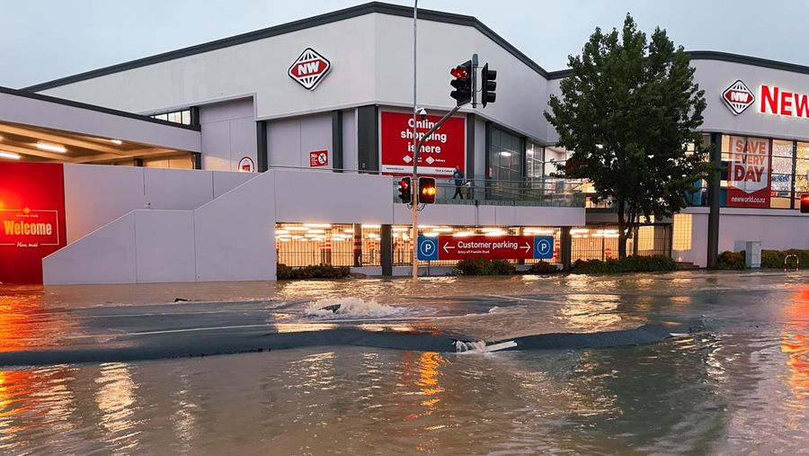 Stranded vehicles are seen during heavy rainfall in Auckland, New Zealand January 27, 2023, in this screen grab obtained from a social media video. @MonteChristoNZ/via REUTERS THIS IMAGE HAS BEEN SUPPLIED BY A THIRD PARTY. MANDATORY CREDIT. NO RESALES. NO ARCHIVES.