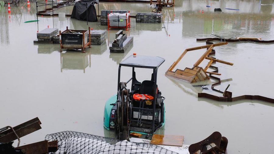 Stranded vehicles are seen during heavy rainfall in Auckland, New Zealand January 27, 2023, in this screen grab obtained from a social media video. @MonteChristoNZ/via REUTERS THIS IMAGE HAS BEEN SUPPLIED BY A THIRD PARTY. MANDATORY CREDIT. NO RESALES. NO ARCHIVES.