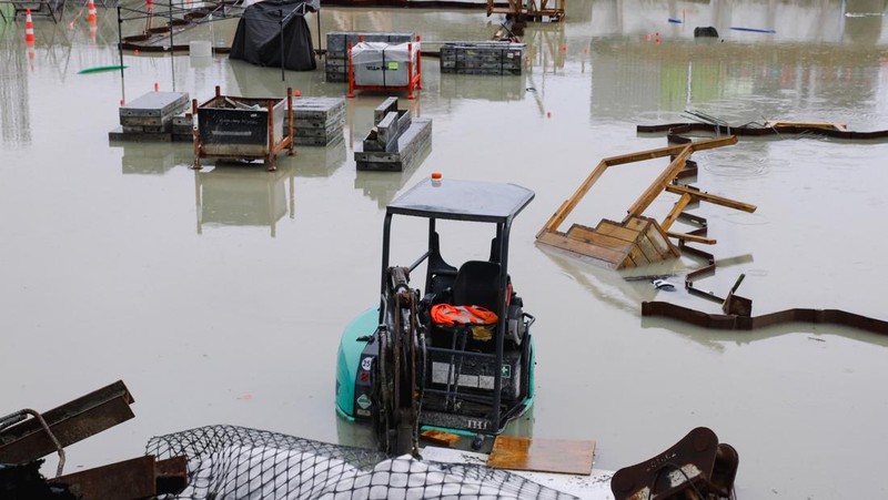 Stranded vehicles are seen during heavy rainfall in Auckland, New Zealand January 27, 2023, in this screen grab obtained from a social media video. @MonteChristoNZ/via REUTERS THIS IMAGE HAS BEEN SUPPLIED BY A THIRD PARTY. MANDATORY CREDIT. NO RESALES. NO ARCHIVES.