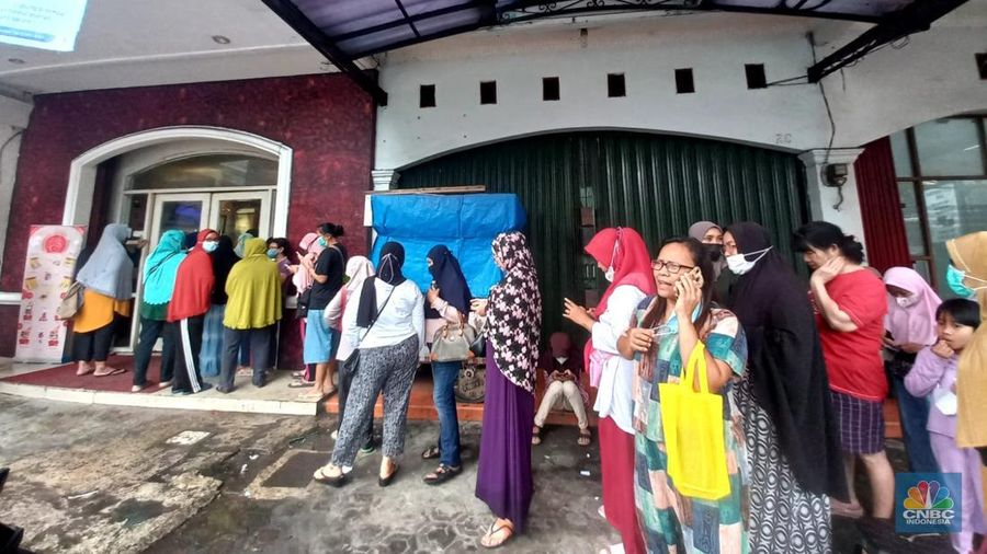 Antrian warga mengular membeli kue Hollad Bakery di kawasan Bintara, Bekasi, Jawa barat, Sabtu, 28/1. Antrean ini terjadi imbas diskon besar-besaran yang dibanderol toko roti tersebut. (CNBC Indonesia/Muhammad Sabki)