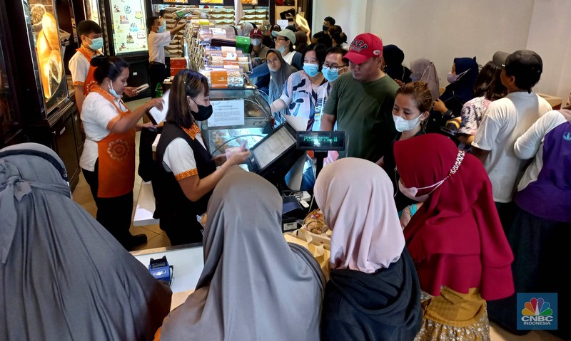 Antrian warga mengular membeli kue Holland Bakery di kawasan Bintara, Bekasi, Jawa barat, Sabtu, 28/1. Antrean ini terjadi imbas diskon besar-besaran yang dibanderol toko roti tersebut. (CNBC Indonesia/Muhammad Sabki) Antrian warga mengular membeli kue Holland Bakery di kawasan Bintara, Bekasi, Jawa barat, Sabtu, 28/1. Antrean ini terjadi imbas diskon besar-besaran yang dibanderol toko roti tersebut. (CNBC Indonesia/Muhammad Sabki)