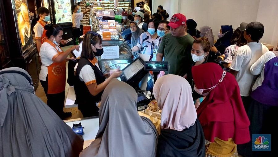 Antrian warga mengular membeli kue Holland Bakery di kawasan Bintara, Bekasi, Jawa barat, Sabtu, 28/1. Antrean ini terjadi imbas diskon besar-besaran yang dibanderol toko roti tersebut. (CNBC Indonesia/Muhammad Sabki)
