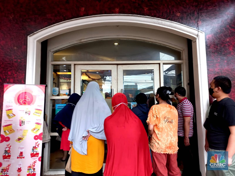 Antrian warga mengular membeli kue Holland Bakery di kawasan Bintara, Bekasi, Jawa barat, Sabtu, 28/1. Antrean ini terjadi imbas diskon besar-besaran yang dibanderol toko roti tersebut. (CNBC Indonesia/Muhammad Sabki) Antrian warga mengular membeli kue Holland Bakery di kawasan Bintara, Bekasi, Jawa barat, Sabtu, 28/1. Antrean ini terjadi imbas diskon besar-besaran yang dibanderol toko roti tersebut. (CNBC Indonesia/Muhammad Sabki)