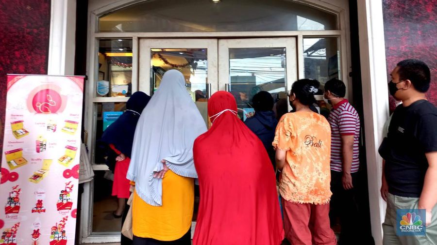 Antrian warga mengular membeli kue Holland Bakery di kawasan Bintara, Bekasi, Jawa barat, Sabtu, 28/1. Antrean ini terjadi imbas diskon besar-besaran yang dibanderol toko roti tersebut. (CNBC Indonesia/Muhammad Sabki)