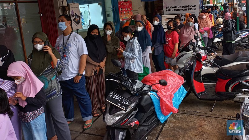Antrian warga mengular membeli kue Holland Bakery di kawasan Bintara, Bekasi, Jawa barat, Sabtu, 28/1. Antrean ini terjadi imbas diskon besar-besaran yang dibanderol toko roti tersebut. (CNBC Indonesia/Muhammad Sabki) Antrian warga mengular membeli kue Holland Bakery di kawasan Bintara, Bekasi, Jawa barat, Sabtu, 28/1. Antrean ini terjadi imbas diskon besar-besaran yang dibanderol toko roti tersebut. (CNBC Indonesia/Muhammad Sabki)