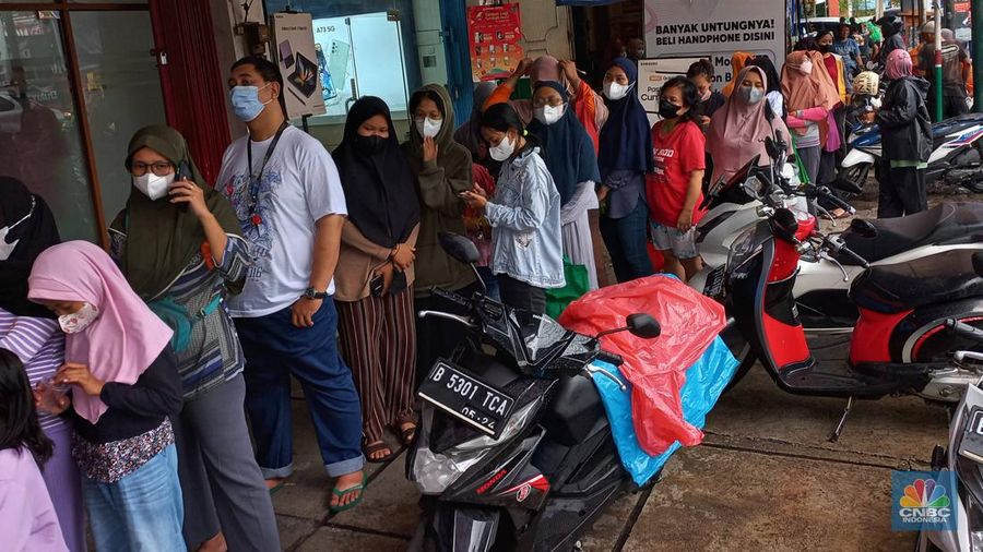 Antrian warga mengular membeli kue Holland Bakery di kawasan Bintara, Bekasi, Jawa barat, Sabtu, 28/1. Antrean ini terjadi imbas diskon besar-besaran yang dibanderol toko roti tersebut. (CNBC Indonesia/Muhammad Sabki)