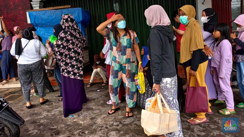 Antrian warga mengular membeli kue Holland Bakery di kawasan Bintara, Bekasi, Jawa barat, Sabtu, 28/1. Antrean ini terjadi imbas diskon besar-besaran yang dibanderol toko roti tersebut. (CNBC Indonesia/Muhammad Sabki) Antrian warga mengular membeli kue Holland Bakery di kawasan Bintara, Bekasi, Jawa barat, Sabtu, 28/1. Antrean ini terjadi imbas diskon besar-besaran yang dibanderol toko roti tersebut. (CNBC Indonesia/Muhammad Sabki)