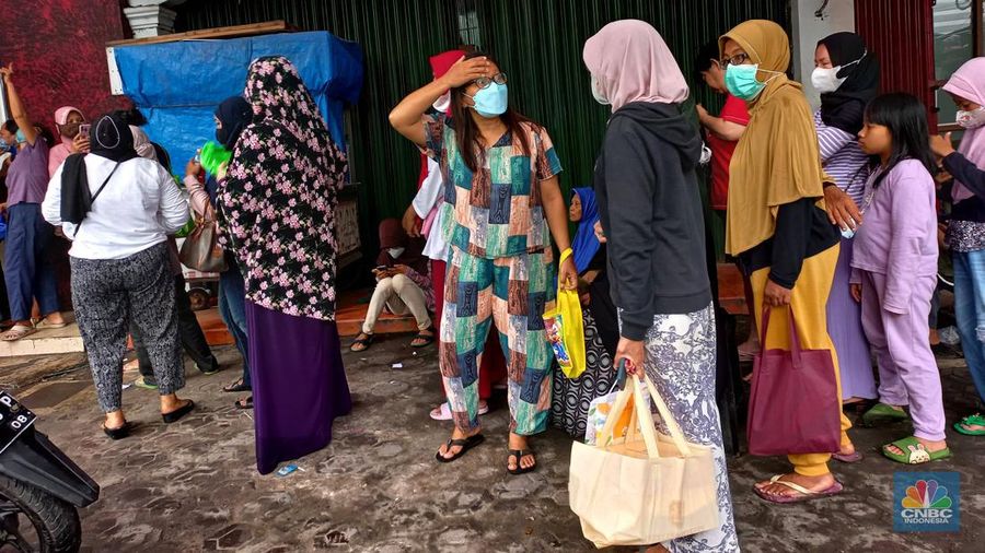 Antrian warga mengular membeli kue Holland Bakery di kawasan Bintara, Bekasi, Jawa barat, Sabtu, 28/1. Antrean ini terjadi imbas diskon besar-besaran yang dibanderol toko roti tersebut. (CNBC Indonesia/Muhammad Sabki)