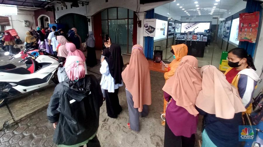 Antrian warga mengular membeli kue Holland Bakery di kawasan Bintara, Bekasi, Jawa barat, Sabtu, 28/1. Antrean ini terjadi imbas diskon besar-besaran yang dibanderol toko roti tersebut. (CNBC Indonesia/Muhammad Sabki)