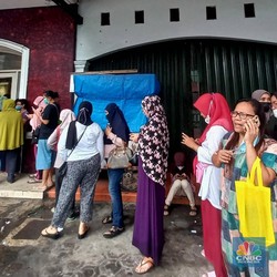 Heboh Warga Rela Antre Hujan-hujan Demi Roti Diskon 45%