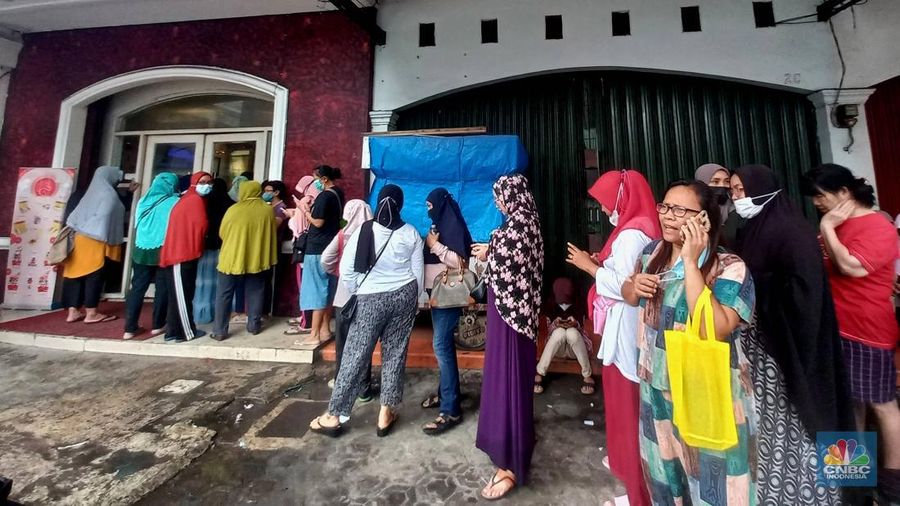 Antrian warga mengular membeli kue Holland Bakery di kawasan Bintara, Bekasi, Jawa barat, Sabtu, 28/1. Antrean ini terjadi imbas diskon besar-besaran yang dibanderol toko roti tersebut. (CNBC Indonesia/Muhammad Sabki)
