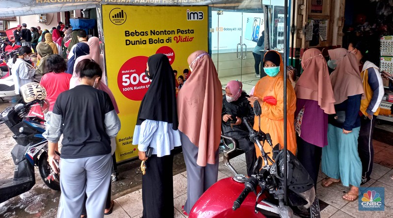 Antrian warga mengular membeli kue Holland Bakery di kawasan Bintara, Bekasi, Jawa barat, Sabtu, 28/1. Antrean ini terjadi imbas diskon besar-besaran yang dibanderol toko roti tersebut. (CNBC Indonesia/Muhammad Sabki) Antrian warga mengular membeli kue Holland Bakery di kawasan Bintara, Bekasi, Jawa barat, Sabtu, 28/1. Antrean ini terjadi imbas diskon besar-besaran yang dibanderol toko roti tersebut. (CNBC Indonesia/Muhammad Sabki)
