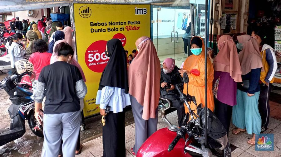 Antrian warga mengular membeli kue Holland Bakery di kawasan Bintara, Bekasi, Jawa barat, Sabtu, 28/1. Antrean ini terjadi imbas diskon besar-besaran yang dibanderol toko roti tersebut. (CNBC Indonesia/Muhammad Sabki)
